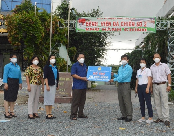LIÊN ĐOÀN LAO ĐỘNG THÀNH PHỐ THĂM VÀ TẶNG QUÀ CÁC ĐƠN VỊ TUYẾN ĐẦU CHỐNG DỊCH