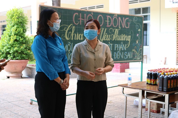 LIÊN ĐOÀN LAO ĐỘNG THÀNH PHỐ THĂM VÀ TẶNG QUÀ MÔ HÌNH “CHỢ 0 ĐỒNG” TẠI QUẬN NINH KIỀU