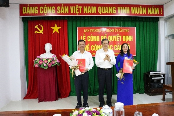 BAN THƯỜNG VỤ THÀNH ỦY CẦN THƠ TỔ CHỨC BUỔI LỄ CÔNG BỐ QUYẾT ĐỊNH VỀ CÔNG TÁC CÁN BỘ