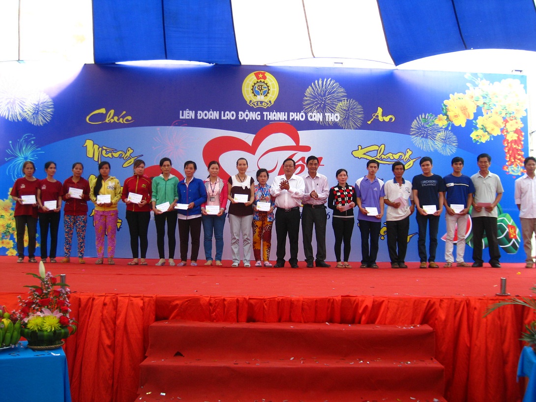 Liên đoàn Lao động thành phố tổ chức chương trình Tết sum vầy cho công nhân lao động có hoàn cảnh khó khăn được vui Xuân đón Tết