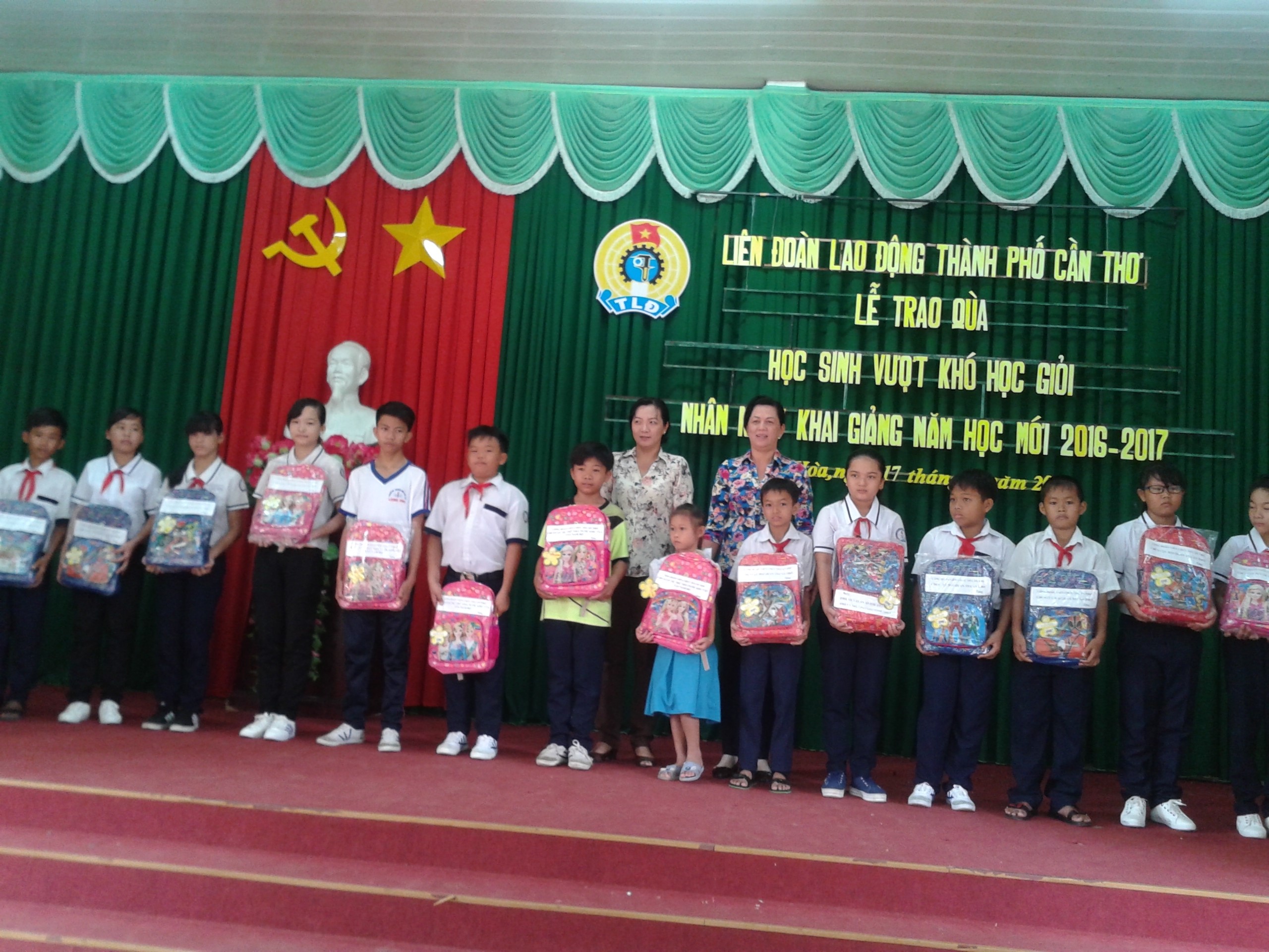 LIÊN ĐOÀN LAO ĐỘNG QUẬN BÌNH THỦY TỔ CHỨC LỄ TRAO QUÀ    HỌC SINH VƯỢT KHÓ HỌC GIỎI NĂM HỌC 2016 – 2017