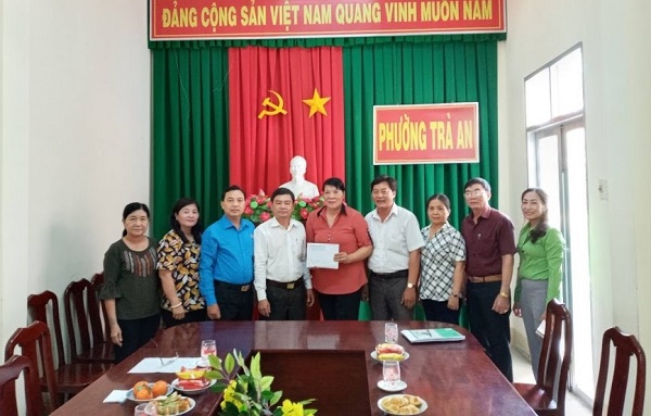 LIÊN ĐOÀN LAO ĐỘNG TIẾP TỤC NHÂN RỘNG MÔ HÌNH “CÔNG ĐOÀN CHUNG TAY GIÚP ĐỠ  CHO ĐOÀN VIÊN CÓ HOÀN CẢNH ĐẶC BIỆT KHÓ KHĂN”