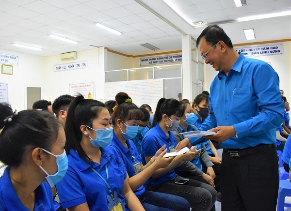 HỌP MẶT TRAO KINH PHÍ HỖ TRỢ CHO ĐOÀN VIÊN, NGƯỜI LAO ĐỘNG BỊ ẢNH HƯỞNG COVID-19 THEO QUYẾT ĐỊNH 643 CỦA TỔNG LIÊN ĐOÀN LAO ĐỘNG