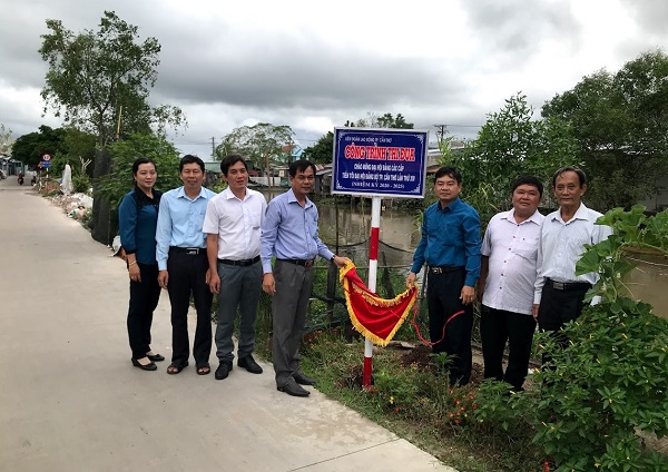 CÔNG ĐOÀN QUẬN BÌNH THỦY: GẮN BIỂN CÔNG TRÌNH GIAO THÔNG CHÀO MỪNG ĐẠI HỘI ĐẢNG BỘ THÀNH PHỐ CẦN THƠ