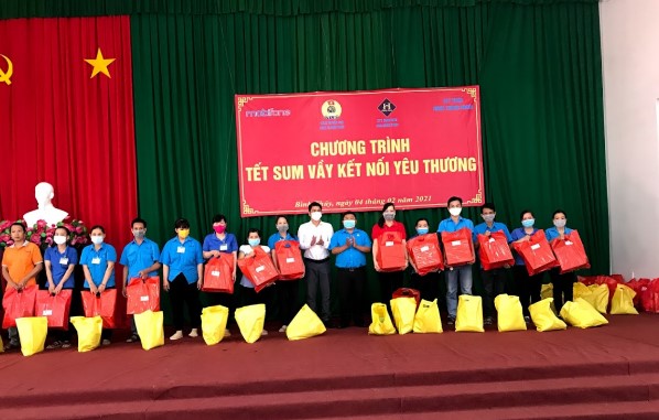 LIÊN ĐOÀN LAO ĐỘNG QUẬN BÌNH THỦY TRAO 150 PHẦN QUÀ CHO NGƯỜI LAO ĐỘNG CÓ HOÀN CẢNH KHÓ KHĂN NHÂN DỊP TẾT NGUYÊN ĐÁN NĂM 2021