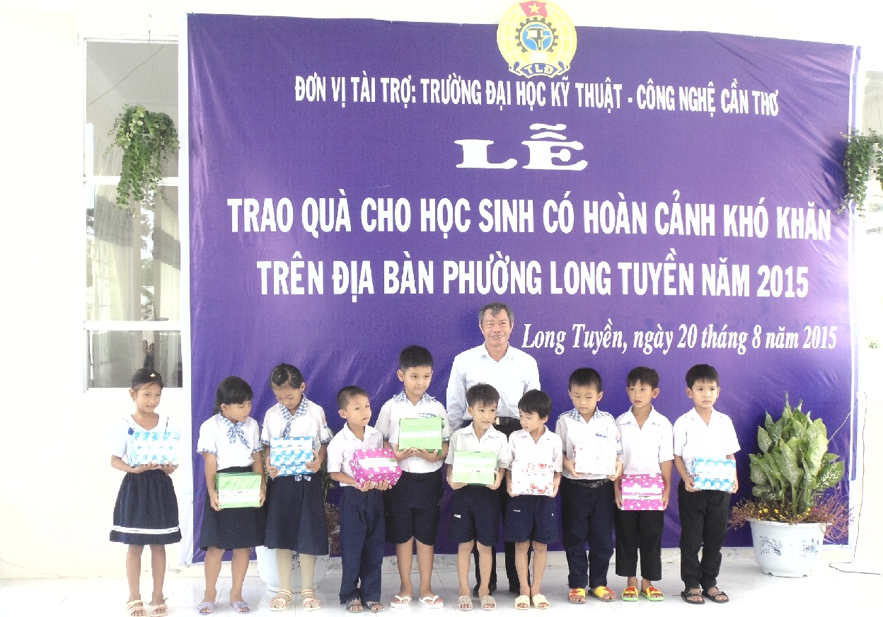 LỄ TRAO QUÀ CỦA LIÊN ĐOÀN LAO ĐỘNG THÀNH PHỐ CẦN THƠ