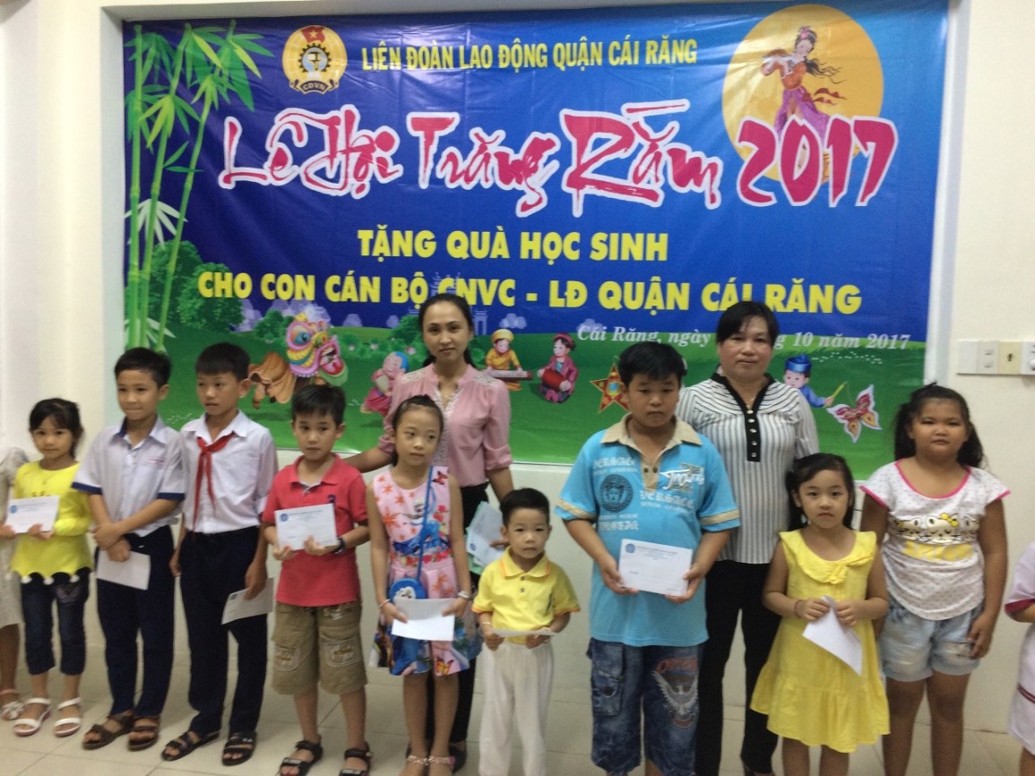 LIÊN ĐOÀN LAO ĐỘNG QUẬN CÁI RĂNG TỔ CHỨC LỄ TRAO TẶNG QUÀ HỌC SINH VÀ TRUNG THU CHO CON CÁN BỘ CNVCLĐ NĂM 2017