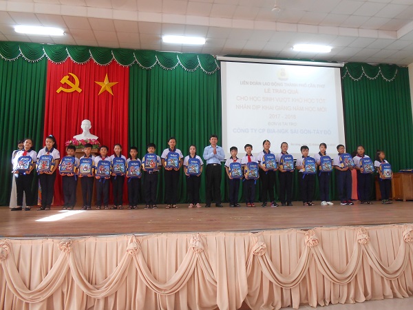 LIÊN ĐOÀN LAO ĐỘNG CÁI RĂNG TỔ CHỨC TRAO QUÀ NĂM HỌC 2017- 2018