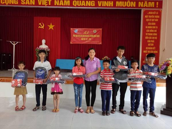 BUỔI HỌP MẶT “TẶNG QUÀ CHO CON CÁN BỘ, ĐOÀN VIÊN NHÂN DỊP NĂM HỌC MỚI 2017-2018 CỦA CÔNG ĐOÀN PHƯỜNG HƯNG THẠNH