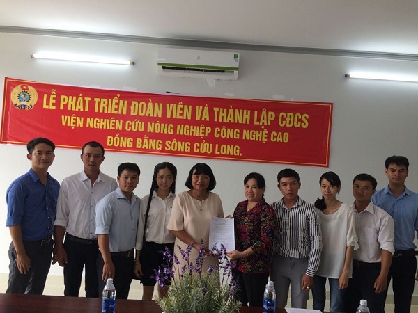 LIÊN ĐOÀN LAO ĐỘNG QUẬN CÁI RĂNG TỔ CHỨC LỄ KẾT NẠP ĐOÀN VIÊN VÀ THÀNH LẬP CĐCS VIỆN NGHIÊN CỨU NÔNG NGHIỆP CÔNG NGHỆ CAO ĐỒNG BẰNG SÔNG CỬU LONG  