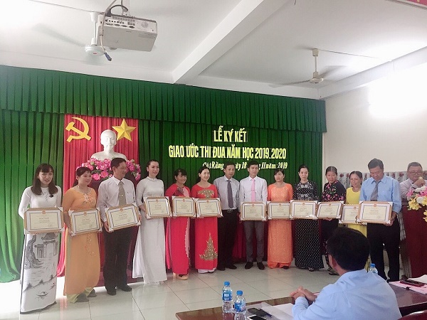 CÔNG ĐOÀN TRƯỜNG HỌC QUẬN CÁI RĂNG  KÝ KẾT GIAO ƯỚC THI ĐUA NĂM HỌC 2019 – 2020