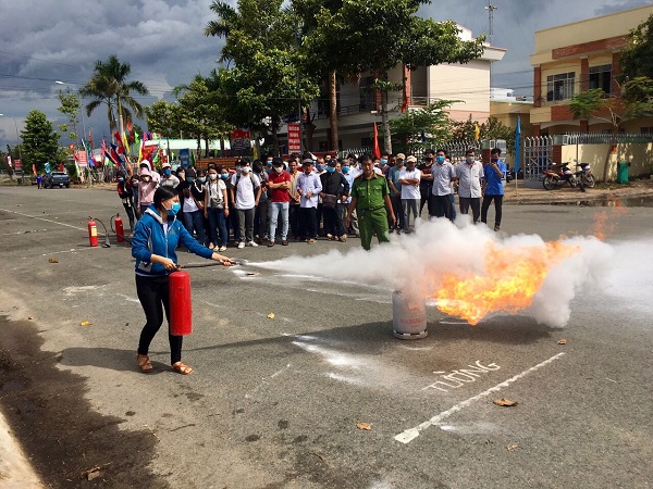 TẬP HUẤN CÔNG TÁC PHÒNG CHÁY,CHỮA CHÁY CHO ĐOÀN VIÊN, NGƯỜI LAO ĐỘNG CÁC DOANH NGHIỆP TRÊN ĐỊA BÀN QUẬN CÁI RĂNG