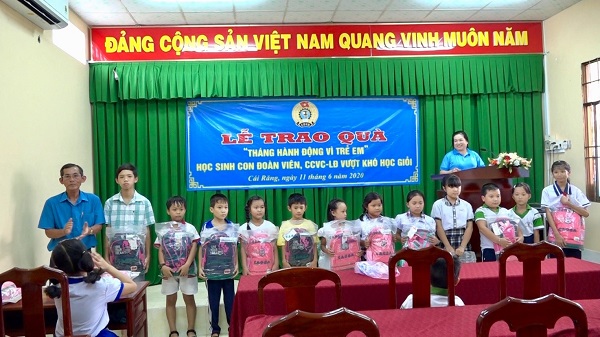 LIÊN ĐOÀN LAO ĐỘNG QUẬN CÁI RĂNG TẶNG QUÀ CHO CON ĐOÀN VIÊN, CÔNG NHÂN LAO ĐỘNG VƯỢT KHÓ, HỌC GIỎI