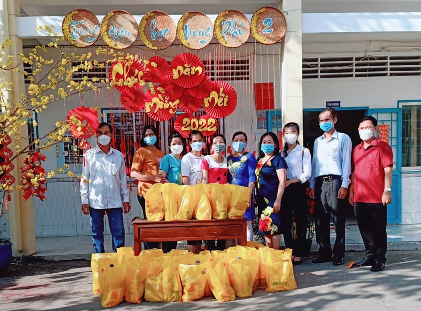 CÔNG ĐOÀN TRƯỜNG TIỂU HỌC HƯNG PHÚ 2, MANG TẾT SẺ CHIA ĐẾN ĐOÀN VIÊN - GIÁO VIÊN