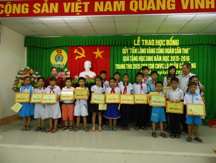 Liên đoàn Lao động Cái Răng tổ chức Lễ trao học bổng  Quỹ “Tấm lòng vàng Công đoàn Cần Thơ”, tặng quà học sinh và Trung thu cho con cán bộ CNVCLĐ năm 2015