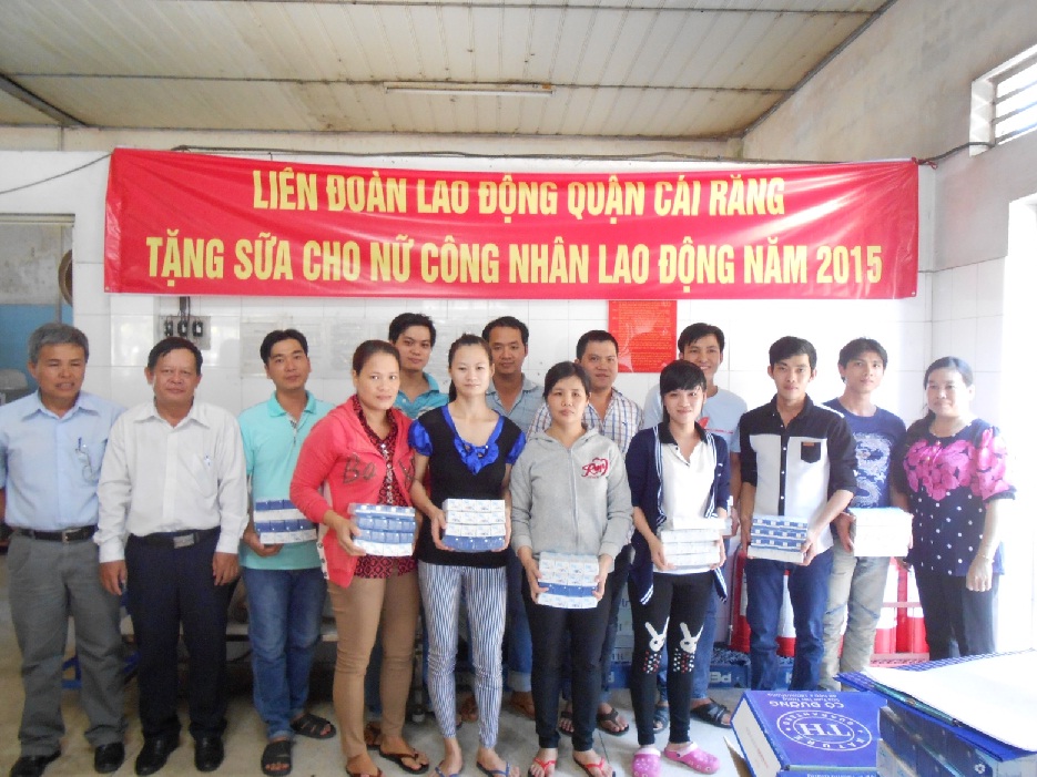 LĐLĐ quận Cái Răng tặng sữa cho công nhân lao động năm 2015