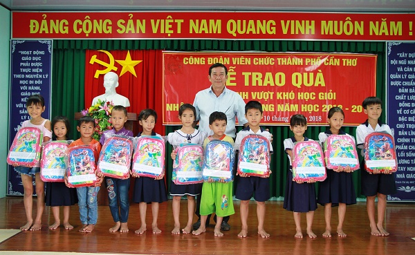 CÔNG ĐOÀN VIÊN CHỨC THÀNH PHỐ CẦN THƠ TẶNG QUÀ CHO HỌC SINH NGHÈO QUAN O MON