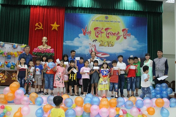 CĐCS CỤC HẢI QUAN TP. CẦN THƠ TỔ CHỨC ĐÊM HỘI “VUI TẾT TRUNG THU” CHO CÁC CHÁU THIẾU NIÊN, NHI ĐỒNG CO NCBCCVC-LĐ.