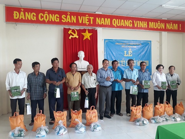 CÔNG ĐOÀN VIÊN CHỨC THÀNH PHỐ CẦN THƠ TỔ CHỨC TRAO QUÀ TẾT CHO ĐOÀN VIÊN CCVC-LĐ NGHÈO