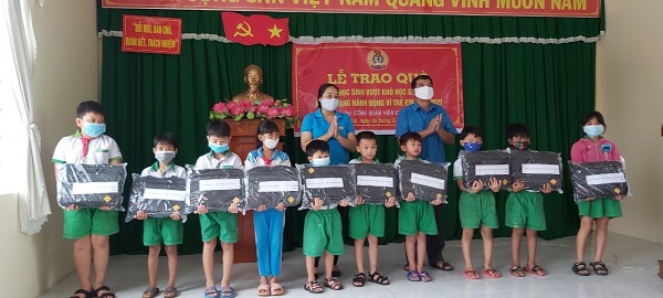 CÔNG ĐOÀN VIÊN CHỨC THÀNH PHỐ TRAO QUÀ CHO HỌC SINH NGHÈO, CÓ HOÀN CẢNH KHÓ KHĂN NHÂN TỔNG KẾT NĂM HỌC MỚI