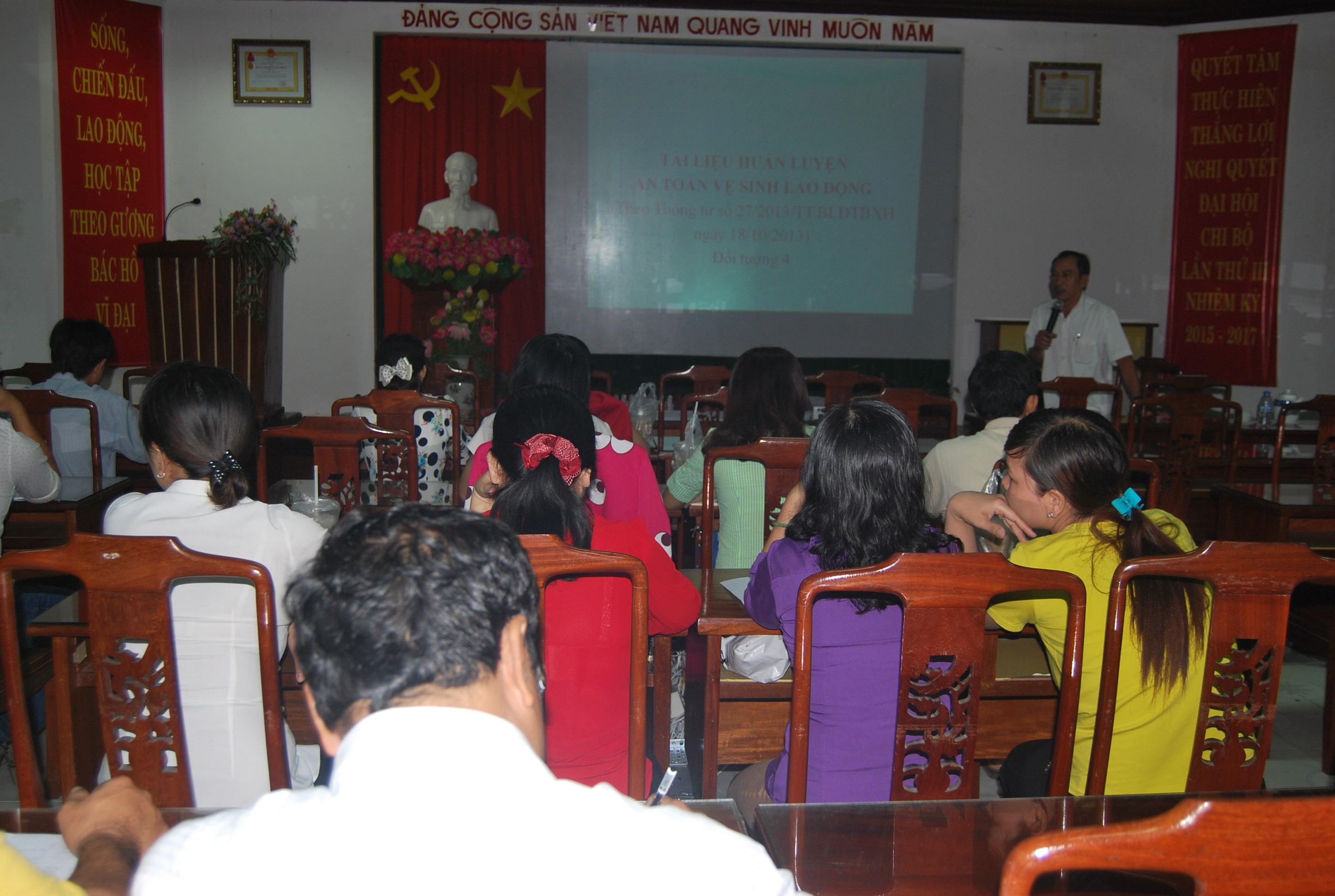 BƯU ĐIỆN THÀNH PHỐ CẦN THƠ TỔ CHỨC TẬP HUẤN NGHIỆP VỤ AN TOÀN VỆ SINH LAO ĐỘNG CHO CÁN BỘ CÔNG ĐOÀN VÀ AN TOÀN VỆ SINH VIÊN