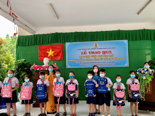 TRAO QUÀ CHO HỌC SINH CÓ HOÀN CẢNH KHÓ KHĂN CỦA TRƯỜNG TIỂU HỌC LONG TUYỀN 2 NHÂN TỔNG KẾT NĂM HỌC 2020-2021