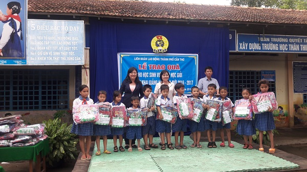 LIÊN ĐOÀN LAO ĐỘNG HUYỆN CỜ ĐỎ TỔ CHỨC THĂM VÀ TẶNG QUÀ CHO HỌC SINH NGHÈO VƯỢT KHÓ HỌC GIỎI NĂM HỌC 2016 - 2017