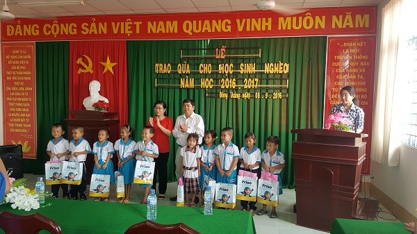 LIÊN ĐOÀN LAO ĐỘNG HUYỆN CỜ ĐỎ: TRAO QUÀ HỌC SINH NGHÈO  NHÂN DỊP TẾT TRUNG THU 2016