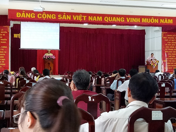 HỘI NGHỊ TRIỂN KHAI NGHỊ QUYẾT HỘI NGHỊ LẦN THỨ BẢY BAN CHẤP HÀNH TRUNG ƯƠNG ĐẢNG KHÓA XII CHO CÁN BỘ, ĐOÀN VIÊN, CNVCLĐ TRÊN ĐỊA BÀN HUYỆN CỜ ĐỎ