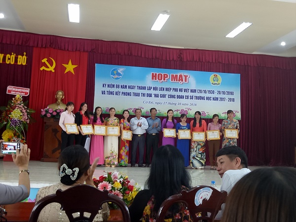 HỌP MẶT KỶ NIỆM 88 NĂM NGÀY THÀNH LẬP HỘI LIÊN HIỆP PHỤ NỮ VIỆT NAM VÀ TỔNG KẾT PHONG TRÀO THI ĐUA “HAI GIỎI” CĐCS TRƯỜNG HỌC NĂM HỌC 2017 - 2018