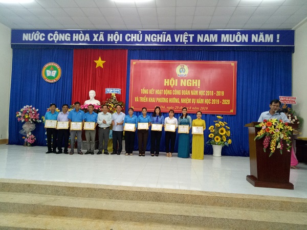 LIÊN ĐOÀN LAO ĐỘNG HUYỆN CỜ ĐỎ TỔ CHỨC HỘI NGHỊ TỔNG KẾT HOẠT ĐỘNG CÔNG ĐOÀN NĂM HỌC 2018 - 2019 VÀ TRIỂN KHAI PHƯƠNG HƯỚNG, NHIỆM VỤ NĂM HỌC 2019 - 2020