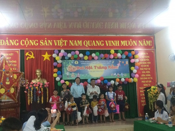 CÔNG ĐOÀN CƠ SỞ XÃ ĐÔNG HIỆP TỔ CHỨC TẾT TRUNG THU CHO CÁC CHÁU THIẾU NHI CON CÁN BỘ, CNVCLĐ CỦA ĐƠN VỊ 