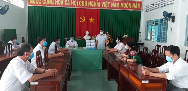 LIÊN ĐOÀN LAO ĐỘNG HUYỆN CỜ ĐỎ ĐẾN THĂM, TẶNG QUÀ, ĐỘNG VIÊN ĐOÀN VIÊN TRUNG TÂM Y TẾ HUYỆN TRONG CÔNG TÁC PHÒNG CHỐNG BỆNH COVID-19