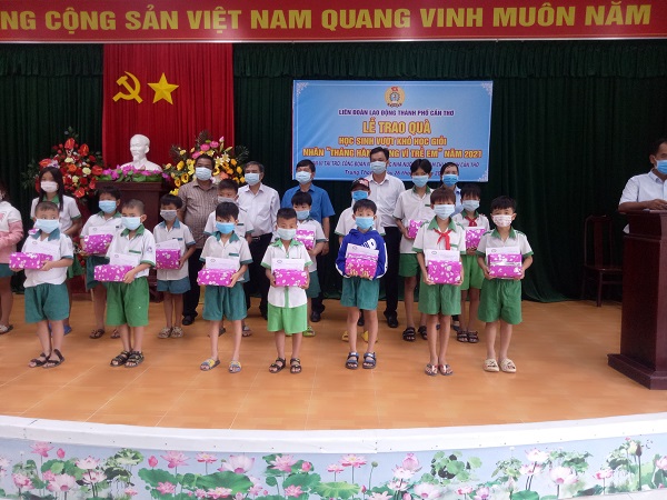 TRAO QUÀ HỌC SINH NGHÈO VƯỢT KHÓ HỌC GIỎI NHÂN “THÁNG HÀNH ĐỘNG VÌ TRẺ EM” NĂM 2021