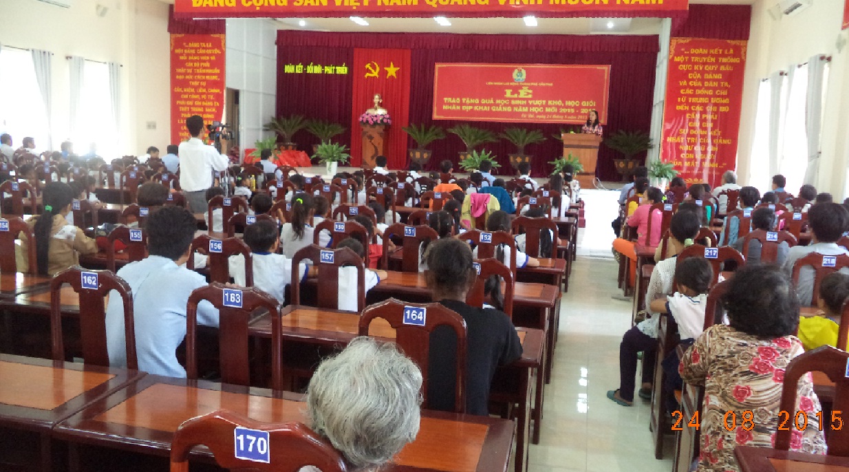 LỄ TRAO TẶNG QUÀ HỌC SINH VƯỢT KHÓ HỌC GIỎI, NĂM HỌC 2015 - 2016