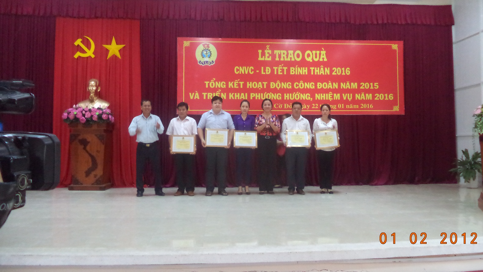 LỄ TRAO QUÀ CHO CÁN BỘ, CNVCLĐ TẾT BÍNH THÂN NĂM 2015 VÀ HỘI NGHỊ TỔNG KẾT HOẠT ĐỘNG CÔNG ĐOÀN NĂM 2015