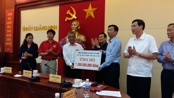 Chủ tịch Tổng LĐLĐVN Đặng Ngọc Tùng thăm và trao 1,3 tỉ đồng ủng hộ khắc phục hậu quả thiên tai tại Quảng Ninh