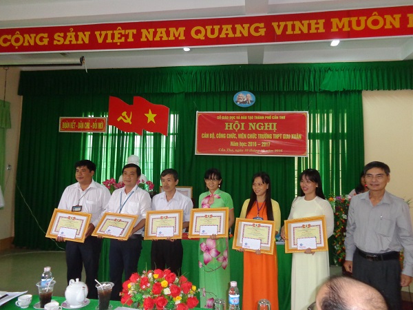 HỘI NGHỊ CÁN BỘ, CÔNG CHỨC, VIÊN CHỨC TRƯỜNG THPT GIAI XUÂN NĂM HỌC 2016-2017