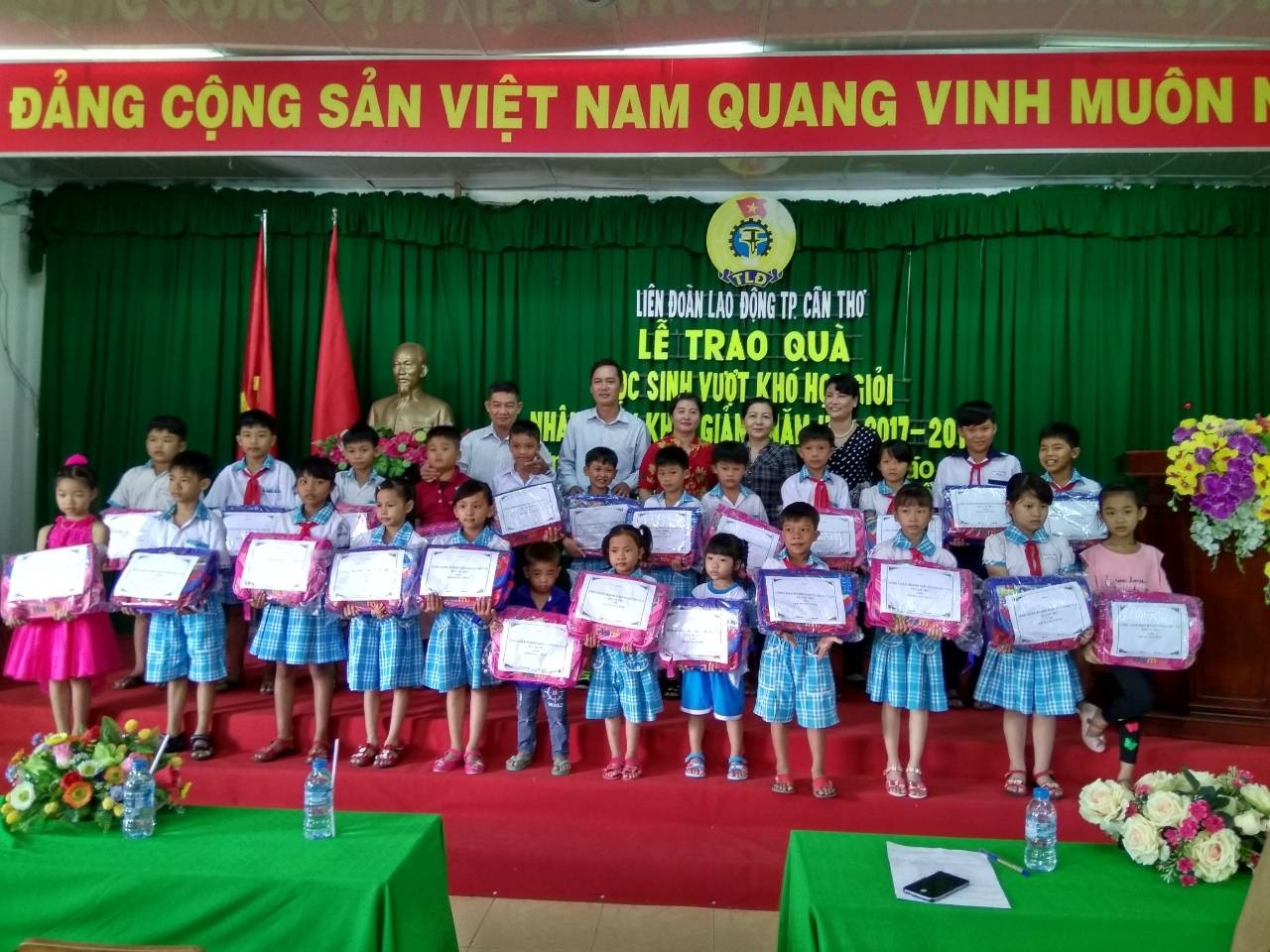 CÔNG ĐOÀN GIÁO DỤC THÀNH PHỐ CẦN THƠ  TẶNG QUÀ CHO HỌC SINH CÓ HOÀN CẢNH KHÓ KHĂN  NHÂN DỊP KHAI GIẢNG NĂM HỌC 2017-2018  TẠI QUẬN BÌNH THỦY, TP. CẦN THƠ