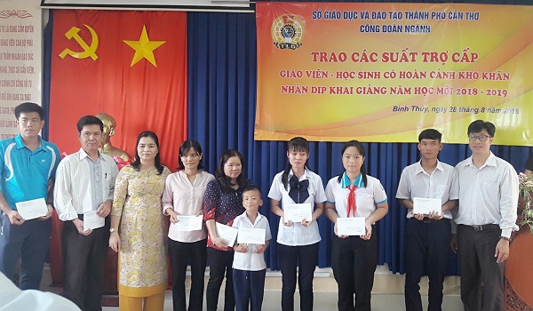 NGÀNH GIÁO DỤC CẦN THƠ TỔ CHỨC HỌP MẶT TRAO CÁC SUẤT TRỢ CẤP ĐẾN GIÁO VIÊN, HỌC SINH CÓ HOÀN CẢNH KHÓ KHĂN NHÂN DỊP KHAI GIẢNG NĂM HỌC MỚI 2018 -2019