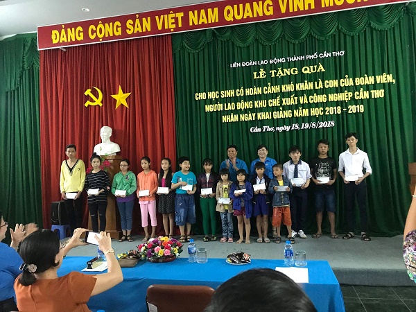 CÔNG ĐOÀN CÁC KHU CHẾ XUẤT VÀ CÔNG NGHIỆP CẦN THƠ TẶNG QUÀ CHO HỌC SINH CÓ HOÀN CẢNH KHÓ KHĂN