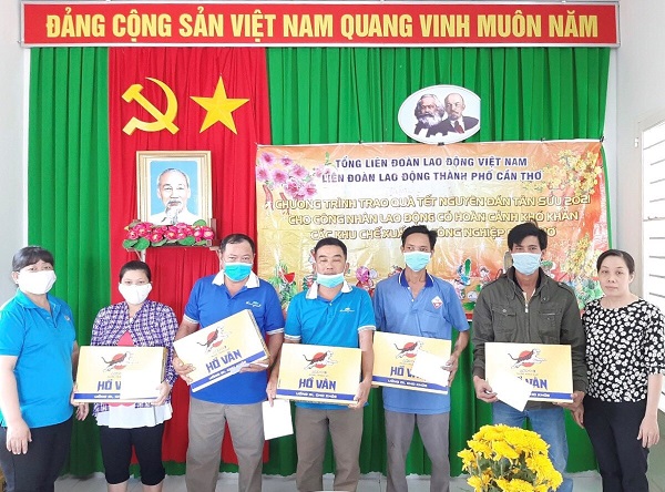 TỔ CHỨC TRAO QUÀ TẾT NGUYÊN ĐÁN TÂN SỬU NĂM 2021 CHO ĐOÀN VIÊN, CÔNG NHÂN LAO ĐỘNG