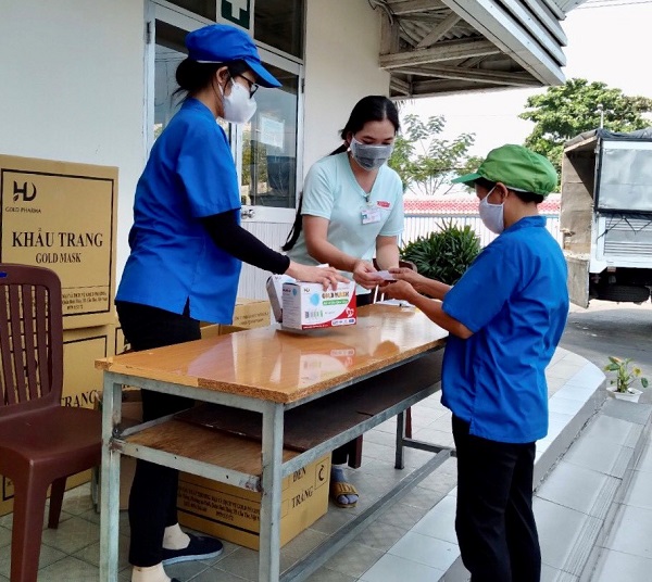 ĐOÀN VIÊN CÔNG ĐOÀN CƠ SỞ CÔNG TY TNHH CN TP PATAYA VIỆT NAM TẶNG KHẨU TRANG CHO ĐOÀN VIÊN, CÔNG NHÂN LAO ĐỘNG PHÒNG, CHỐNG DỊCH BỆNH COVID-19