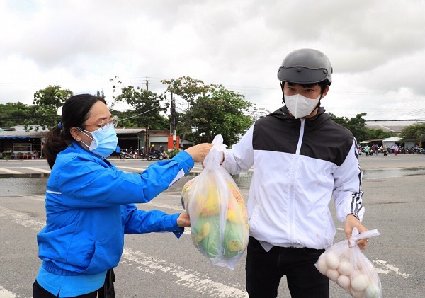 TRAO QUÀ CHO ĐOÀN VIÊN, CÔNG NHÂN LAO ĐỘNG ĐANG Ở TRỌ TẠI PHƯỜNG HƯNG PHÚ, QUẬN CÁI RĂNG, THÀNH PHỐ CẦN THƠ