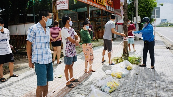 TRAO QUÀ CHO ĐOÀN VIÊN, CÔNG NHÂN LAO ĐỘNG ĐANG Ở TRỌ TẠI CÁC KHU VỰC TRÊN ĐỊA BÀN PHƯỜNG TRÀ NÓC, QUẬN BÌNH THỦY, THÀNH PHỐ CẦN THƠ