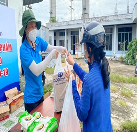 TRAO QUÀ NHU YẾU PHẨM CHO ĐOÀN VIÊN,  CÔNG NHÂN LAO ĐỘNG BỊ ẢNH HƯỞNG DỊCH BỆNH COVID - 19