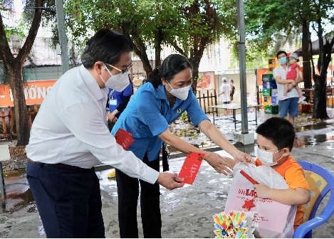 CÔNG ĐOÀN CÁC KHU CHẾ XUẤT VÀ CÔNG NGHIỆP PHỐI HỢP VỚI BÁO LAO ĐỘNG TRAO QUÀ TRUNG THU CHO CON ĐOÀN VIÊN, CÔNG NHÂN LAO ĐỘNG TẠI CÁC KHU NHÀ TRỌ, KHU VỰC PHONG TỎA