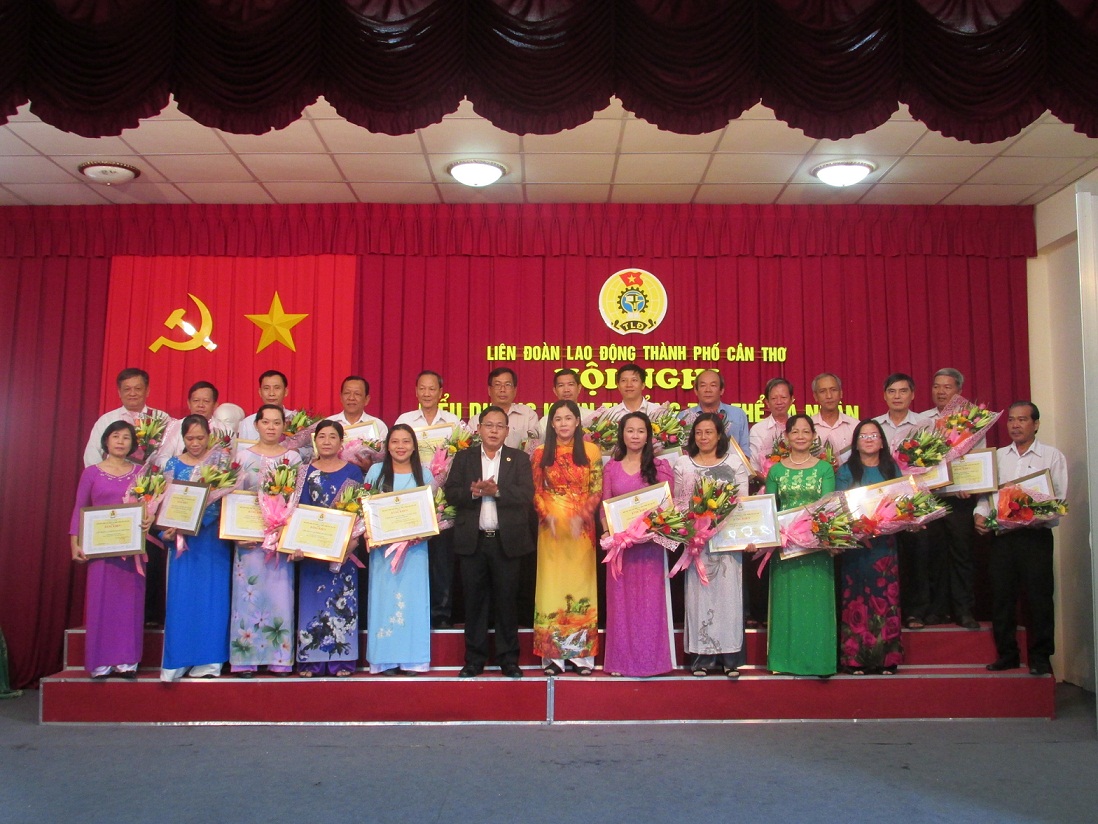 LIÊN ĐOÀN LAO ĐỘNG THÀNH PHỐ TỔ CHỨC HỘI NGHỊ BIỂU DƯƠNG TẬP THỂ TIÊU BIỂU TRONG THU, NỘP TÀI CHÍNH CÔNG ĐOÀN