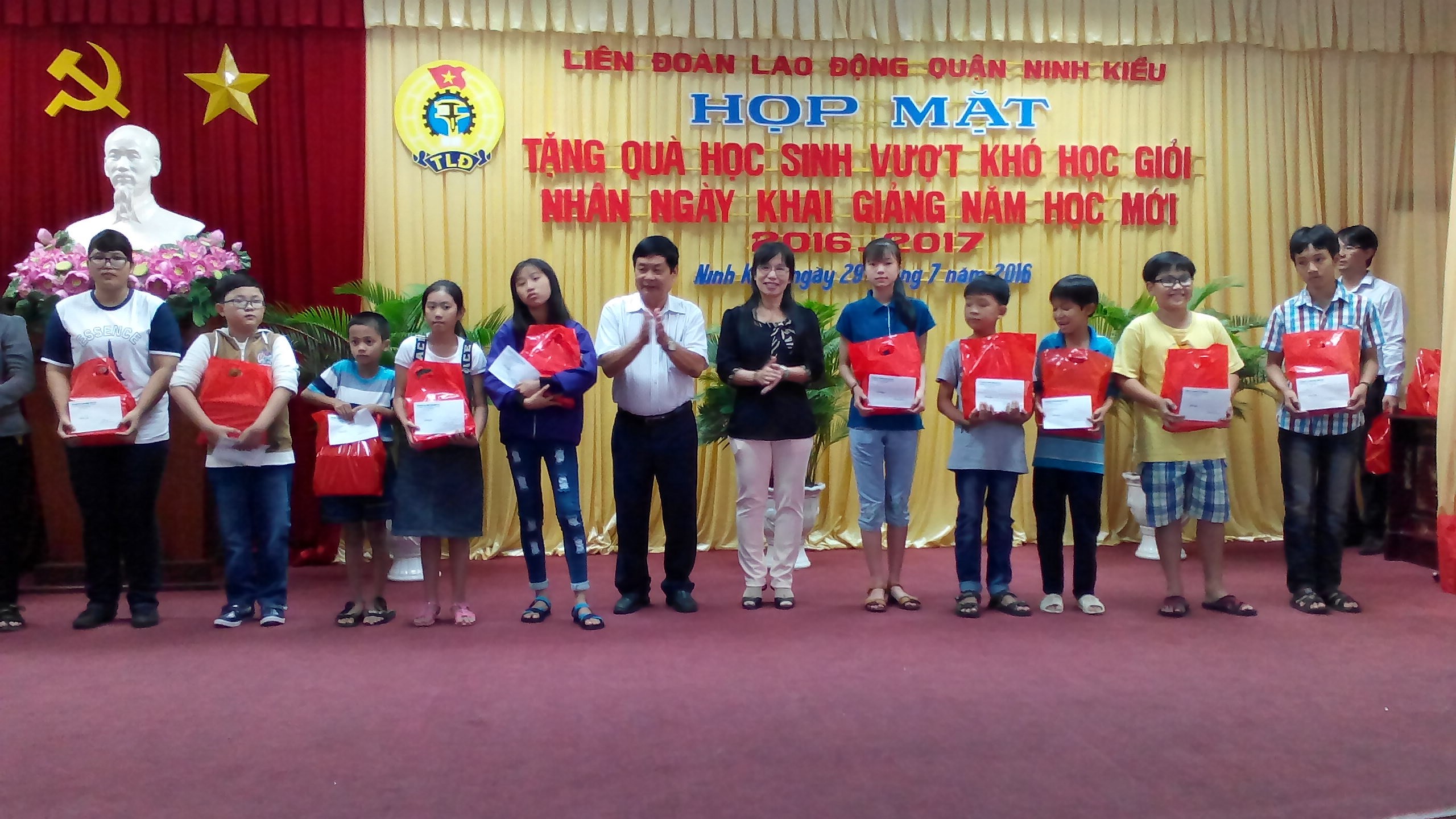 LIÊN ĐOÀN LAO ĐỘNG QUẬN NINH KIỀU: HỌP MẶT TẶNG QUÀ CHO HỌC SINH NGHÈO, HỌC GIỎI CÓ HOÀN CẢNH KHÓ KHĂN NĂM HỌC 2016 - 2017