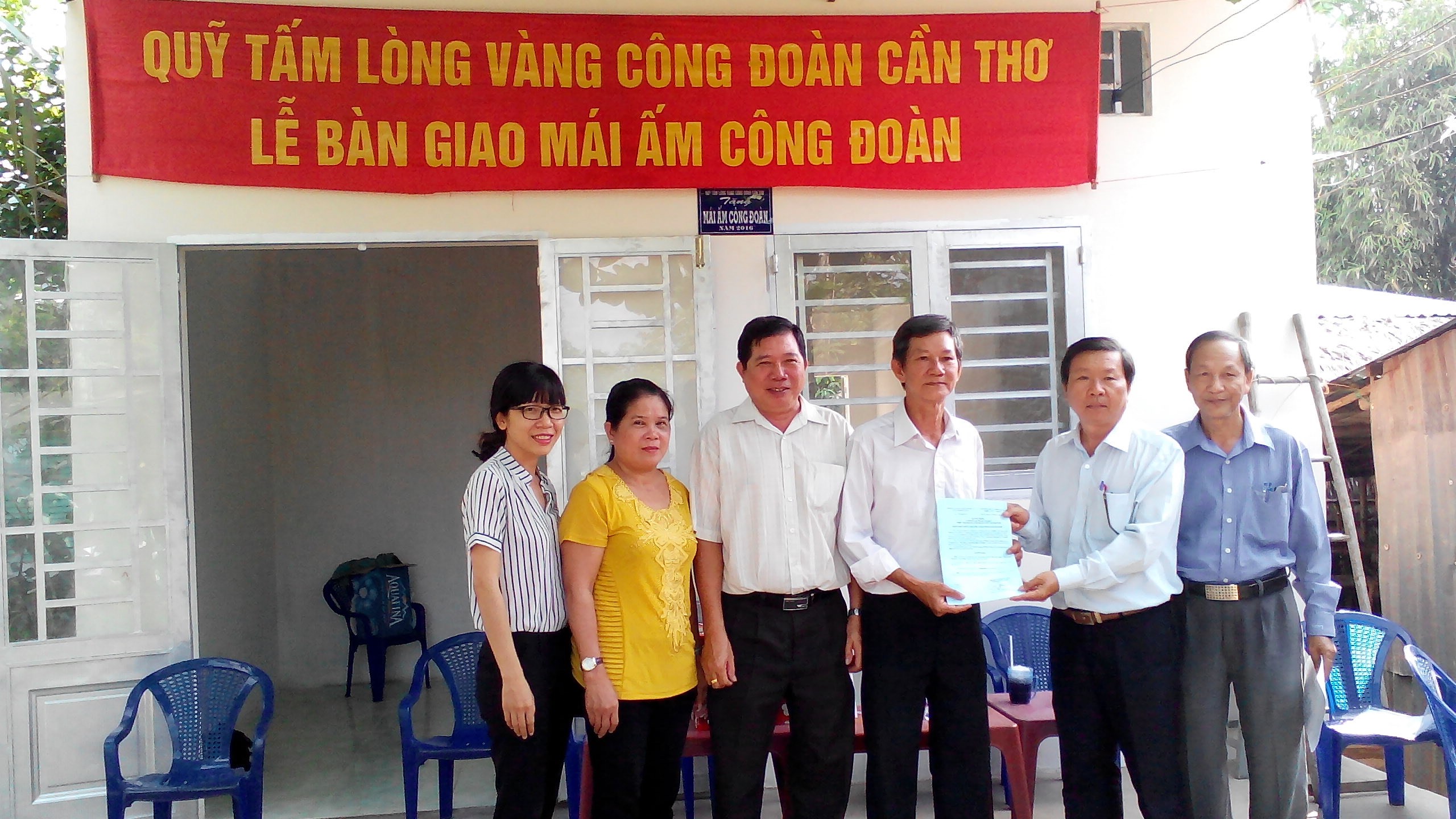 LIÊN ĐOÀN LAO ĐỘNG QUẬN NINH KIỀU TỔ CHỨC BÀN GIAO NHÀ  “MÁI ẤM CÔNG ĐOÀN” CHO ĐOÀN VIÊN CÔNG ĐOÀN CƠ SỞ  PHÒNG VĂN HÓA THÔNG TIN QUẬN NINH KIỀU